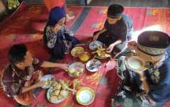 Patlau dan ketupat makanan khas Lebaran di Bengkayang